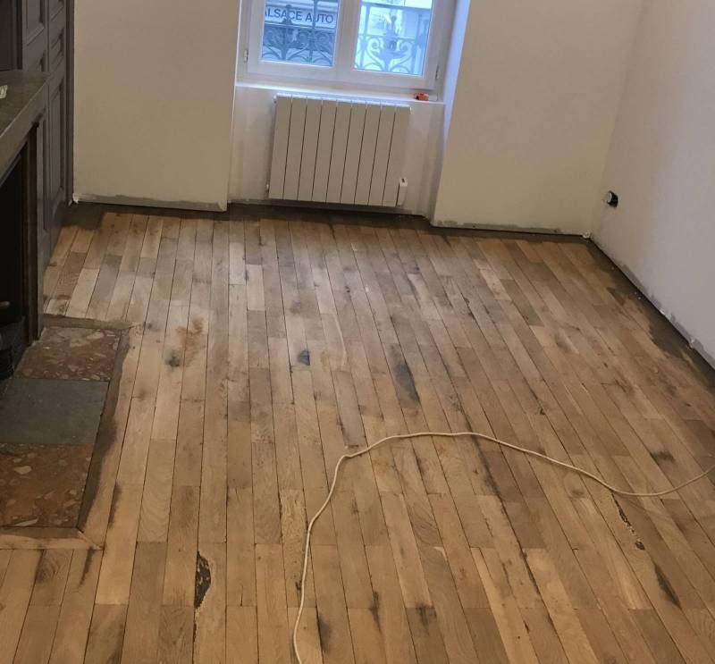 Avant la restauration d’un parquet ancien à Villeurbanne (Rhône)